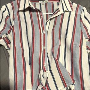 ‼️5 for $25 ‼️ties in front has collar